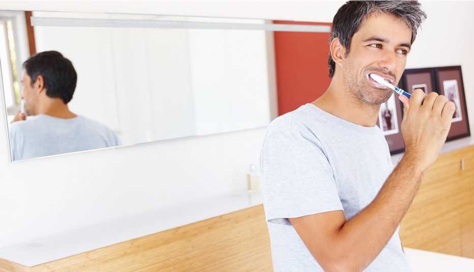 Hombre lavándose los dientes