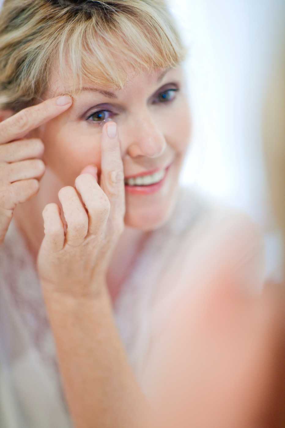 Mujer poniéndose lentes de contacto