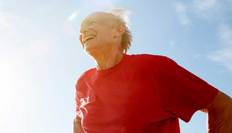 Un hombre mayor al aire libre