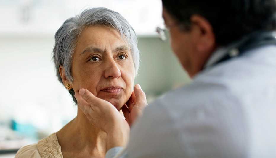 Mujer siendo examinada por su médico
