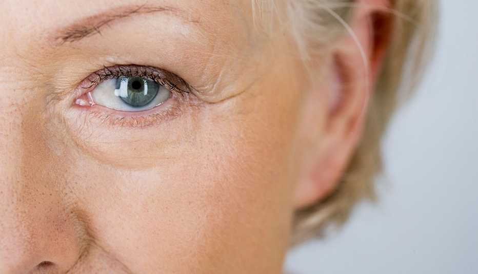 Perfil del ojo de una mujer mayor