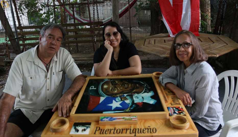 Angely Mercado junto a sus padres