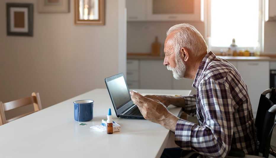 Un hombre en silla de ruedas usa una computadora