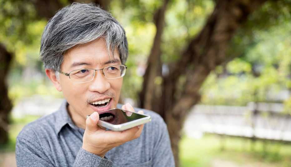 Un hombre está hablando por el teléfono móvil