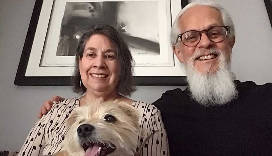 Julia Lobaco junto a su esposo Kenny y su perro