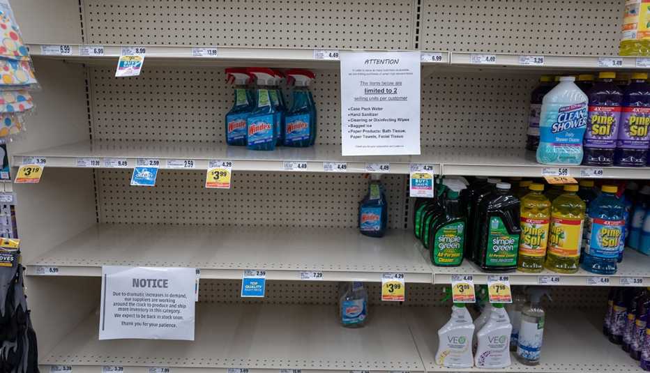Estantes de una tienda donde faltan productos de limpieza