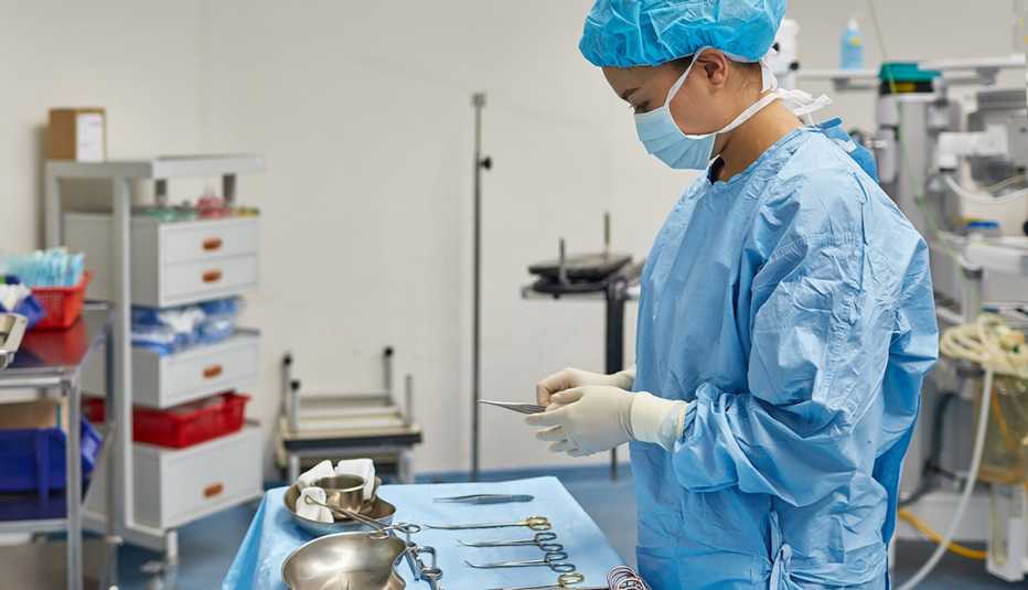 Personal médico en un quirófano