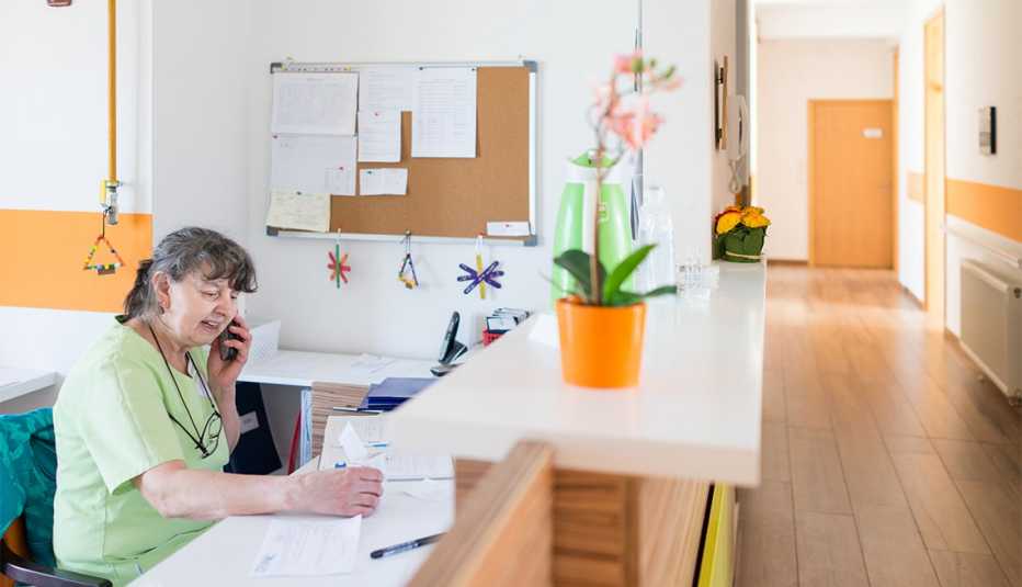 Empleada de recepción en un centro de cuidado para ancianos