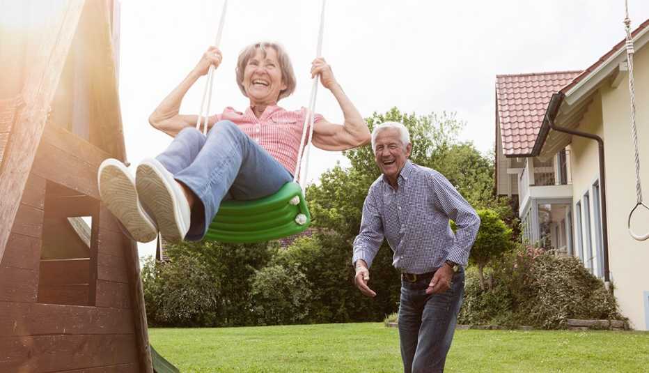 Pareja mayor se divierte en un columpio