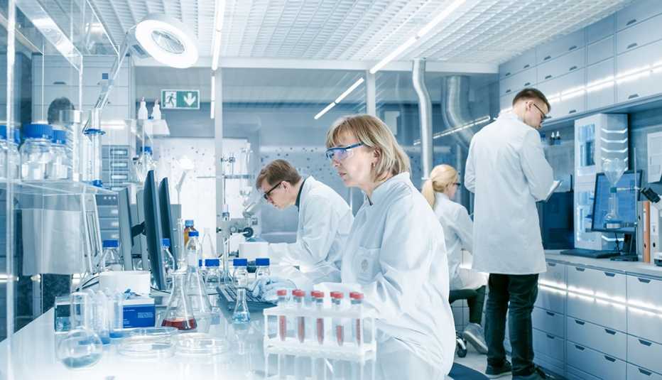 Cuatro científicos trabajan en un laboratorio