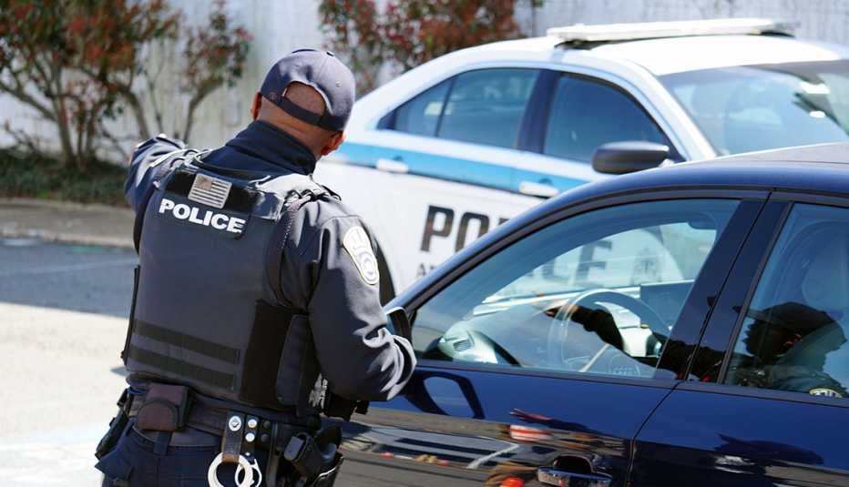 Un policía dirige el tránsito
