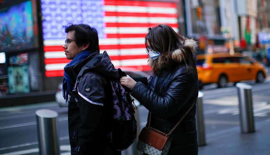 Una pareja joven pasea por Nueva York