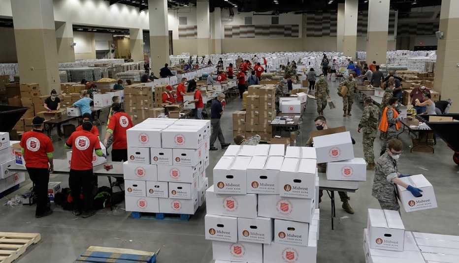 Midwest Food Bank y el Ejército de Salvación convirtieron el estadio Lucas Oil, hogar de los Colts de Indianápolis, en un centro de distribución
