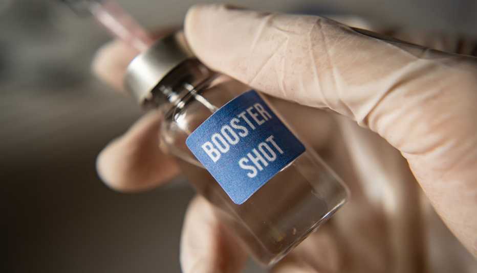 Frasco de una vacuna de refuerzo contra la COVID