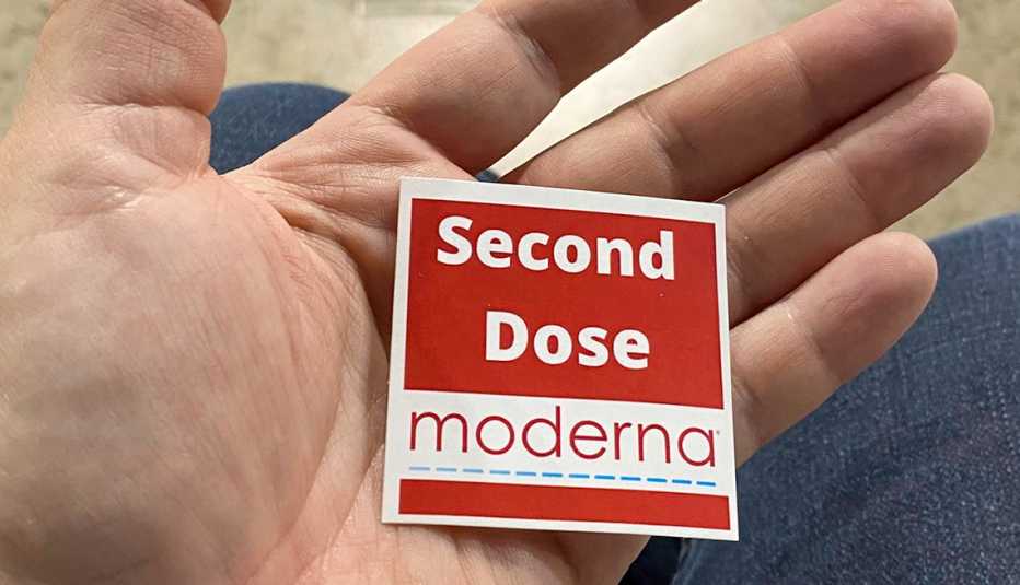 Persona con una pegatina que dice "Segunda dosis moderna"