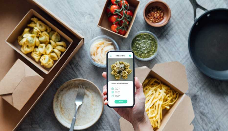Vista de un teléfono inteligente e ingredientes sobre una mesa
