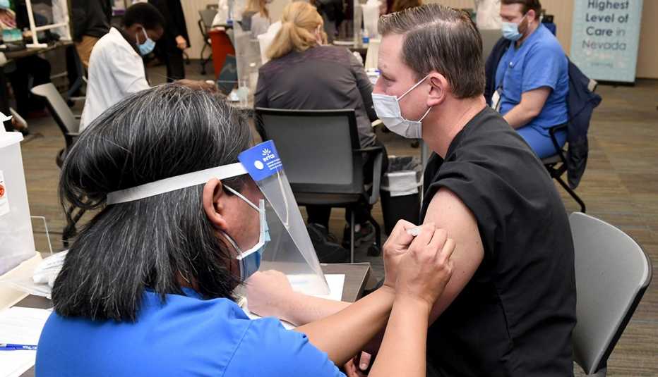 Un proveedor médico recibe una vacuna Pfizer-BioNTech COVID-19