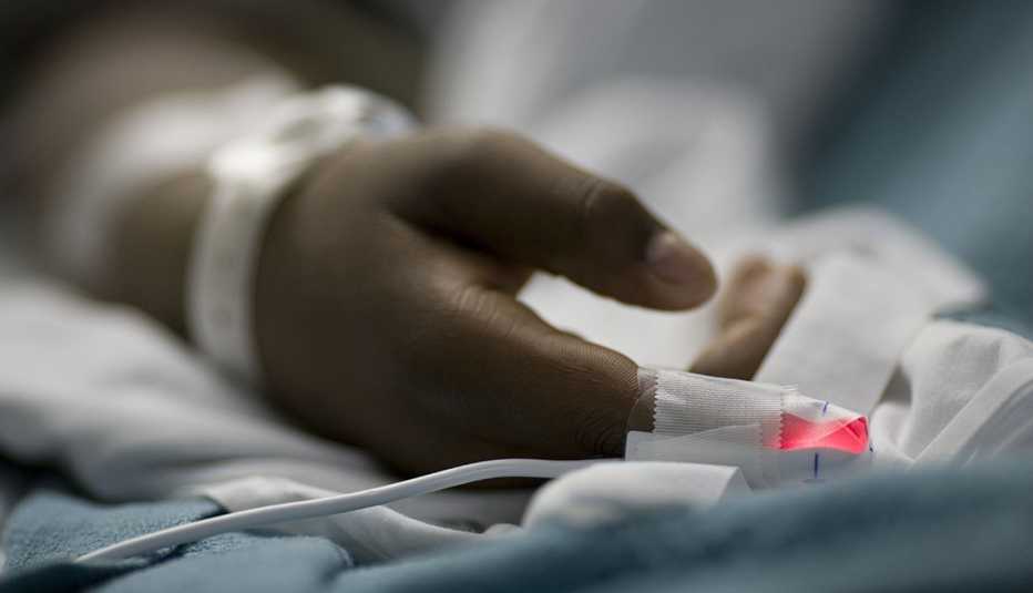 Una mano de una persona hospitalizada