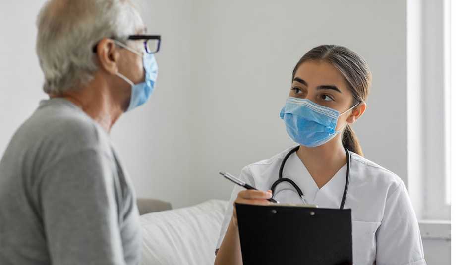 Un hombre mayor consulta a su doctora