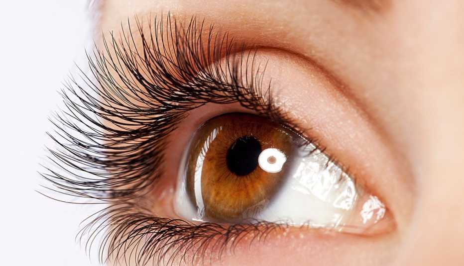 Toma cercana del ojo de una mujer con pestañas postizas