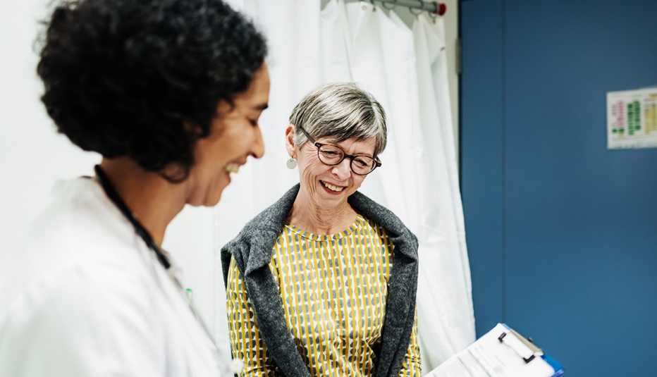 Una mujer conversa con su doctora