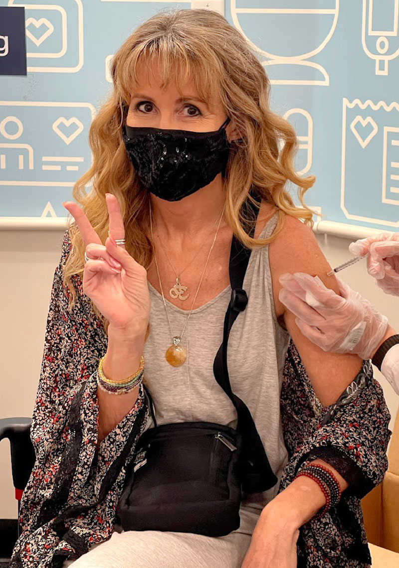 Lorraine Ladish recibe la vacuna contra el coronavirus