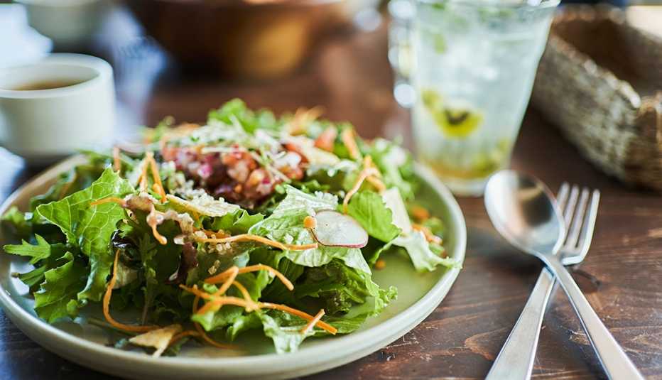 Ensalada en una mesa