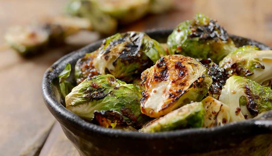 Coles de Bruselas a la plancha en un plato