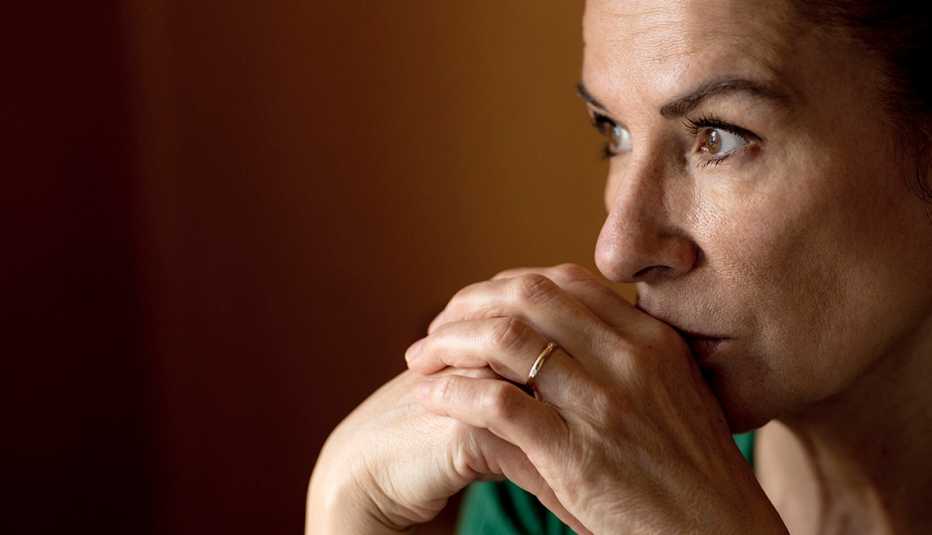Perfil de una mujer que luce deprimida
