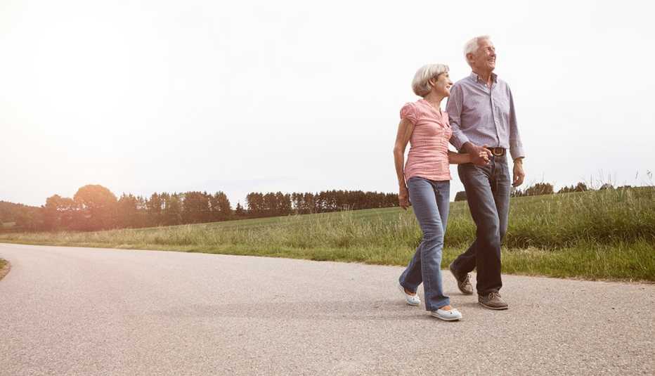 Una pareja camina al aire libre