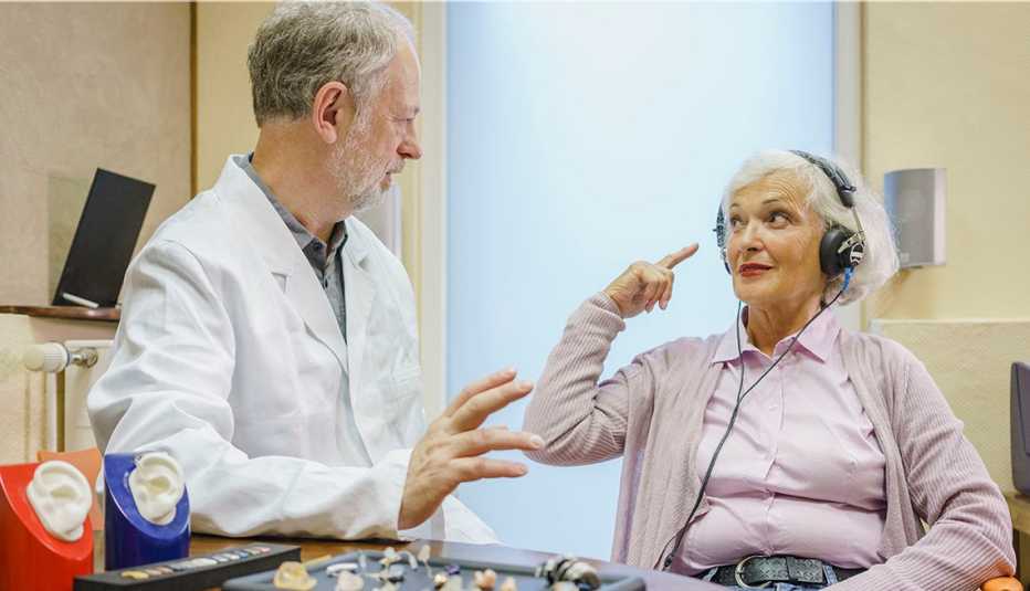 Un doctor le hace una prueba de audición a su paciente