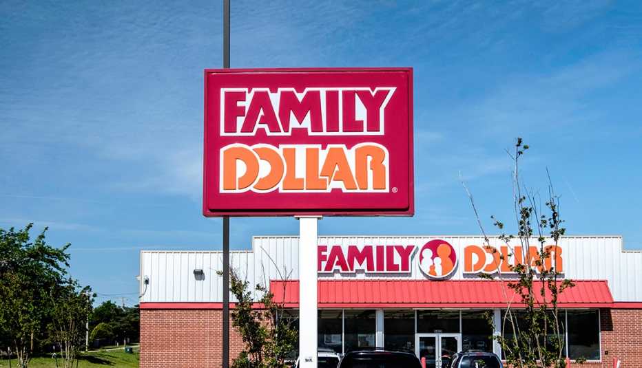 Letrero y entrada de una tienda Family Dollar