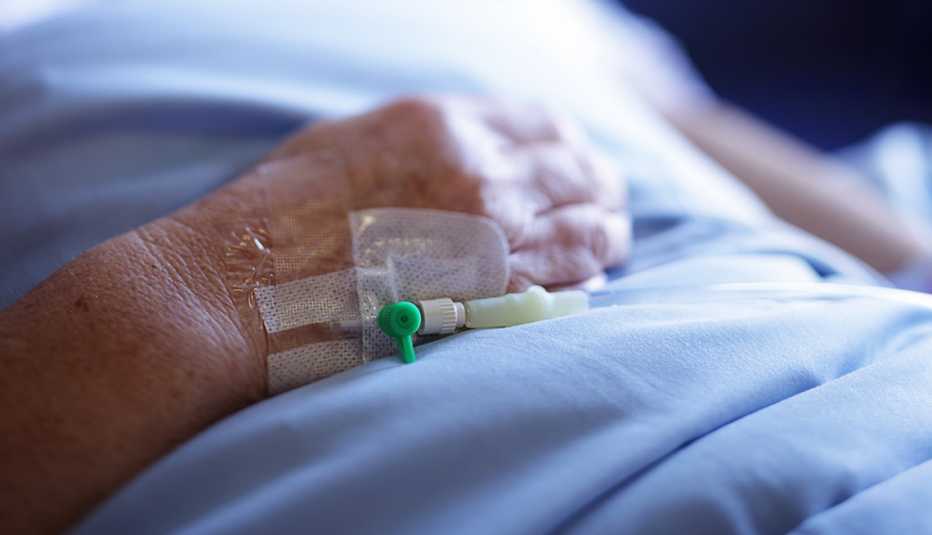 Mano de una persona que convalece en un hospital
