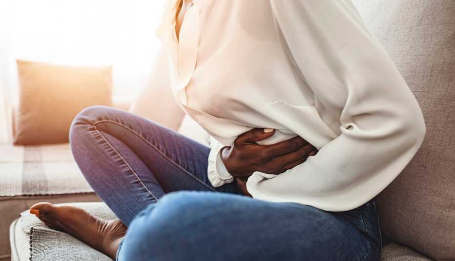 Una mujer con dolor estomacal