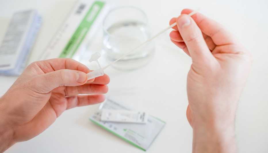 Una persona se realiza una prueba rápida contra la COVID