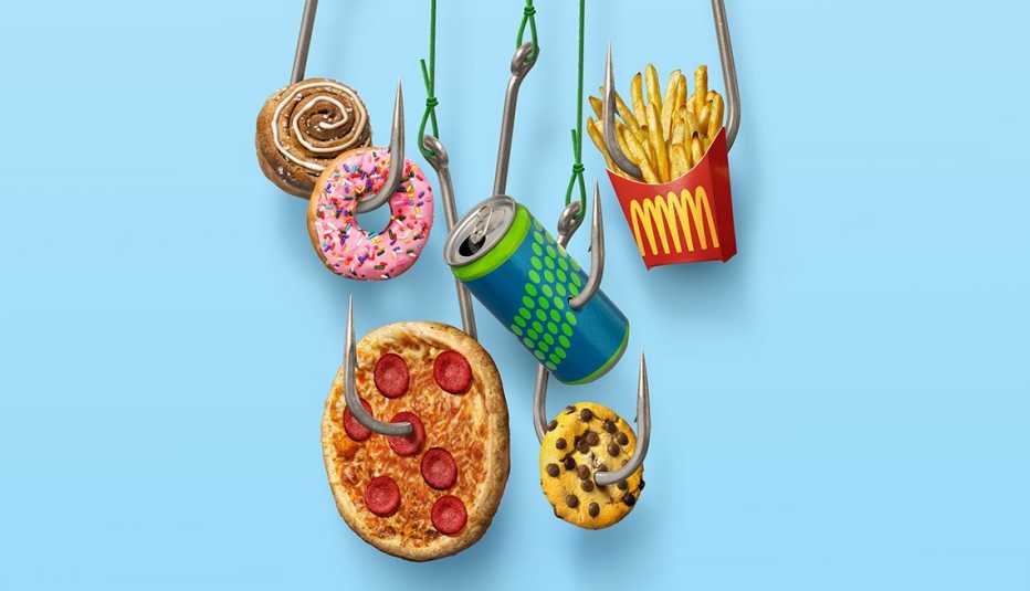 Comida chatarra que incluye donas, pizza, soda, galletitas y papas fritas colgando de anzuelos