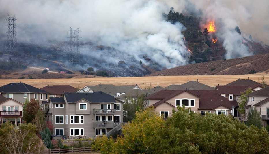 Incendio forestal cerca de unas residencias