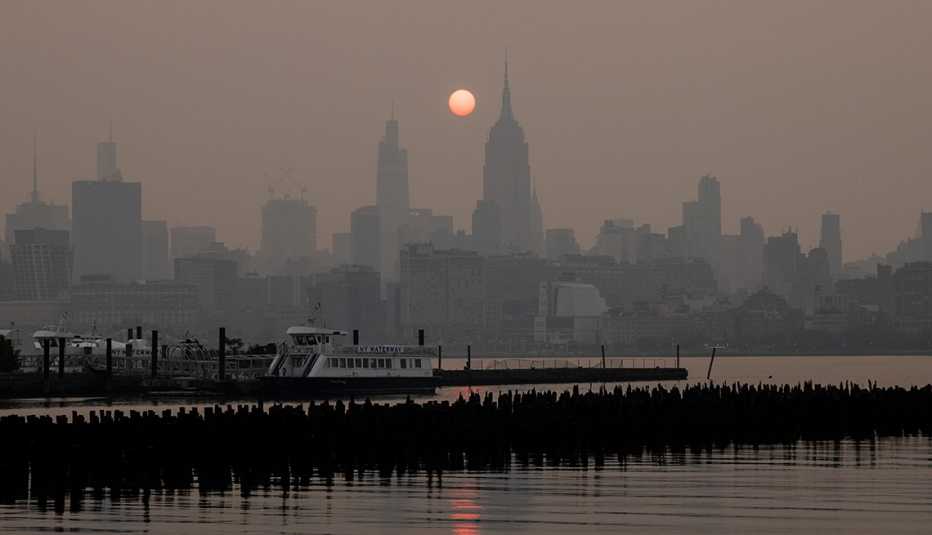 Vista de Manhattan cubierto por humo de los incendios forestales en Canadá