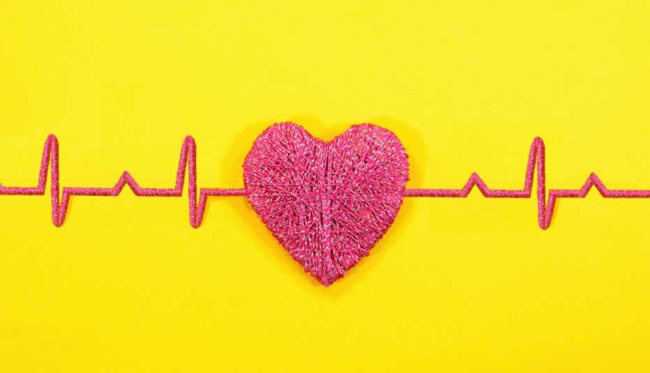 Latidos del corazón que forman un corazón al centro sobre un fondo amarillo