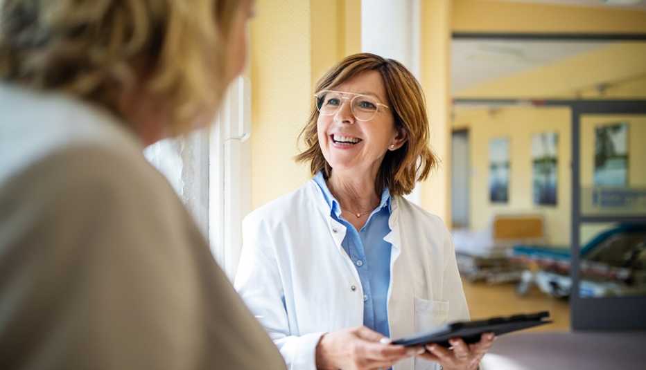 Una doctora habla con su paciente