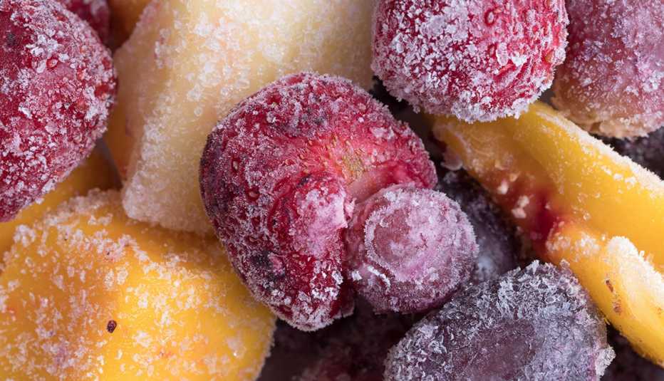 Varias frutas congeladas cortadas en cubos