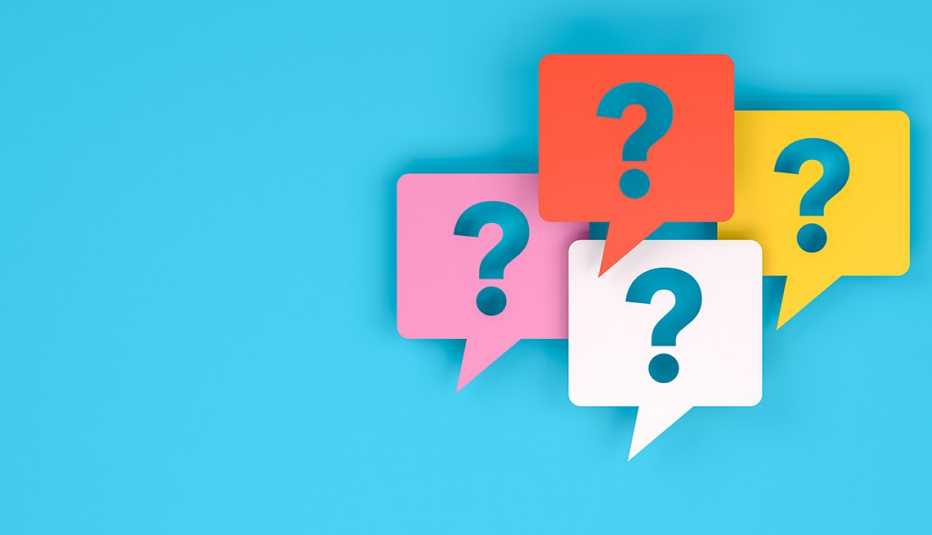 Signos de interrogación de colores sobre un fondo azul