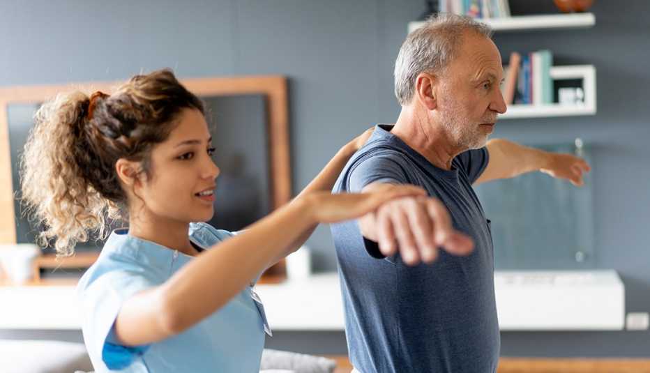 Una enfermera revisa el balance de un paciente