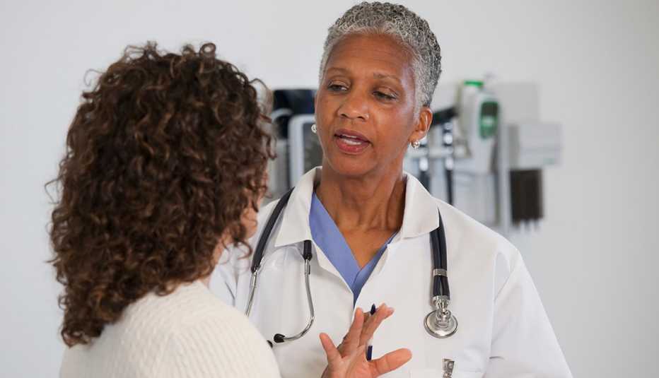 Una doctora habla con su paciente