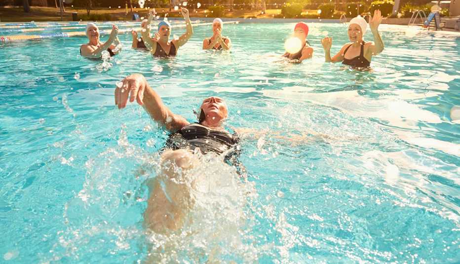 Personas nadando en una piscina