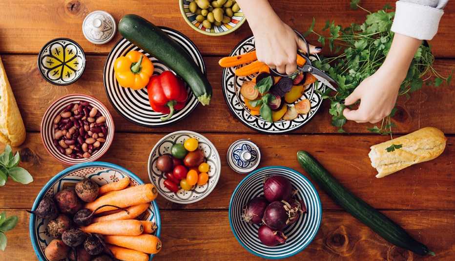 Vegetales en diferentes platos sobre la mesaa