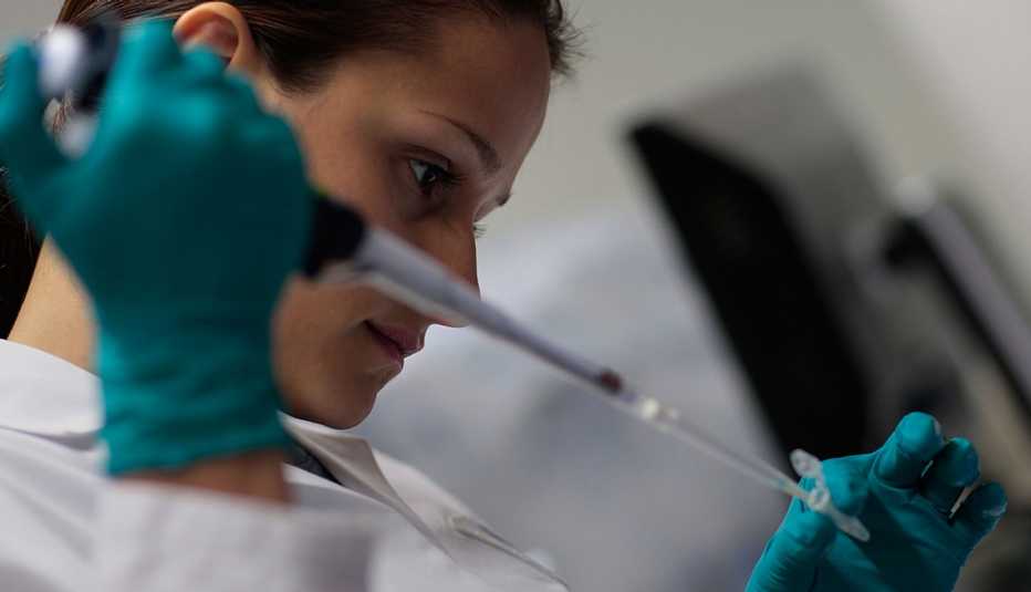 Científica trabaja en una vacuna en un laboratorio