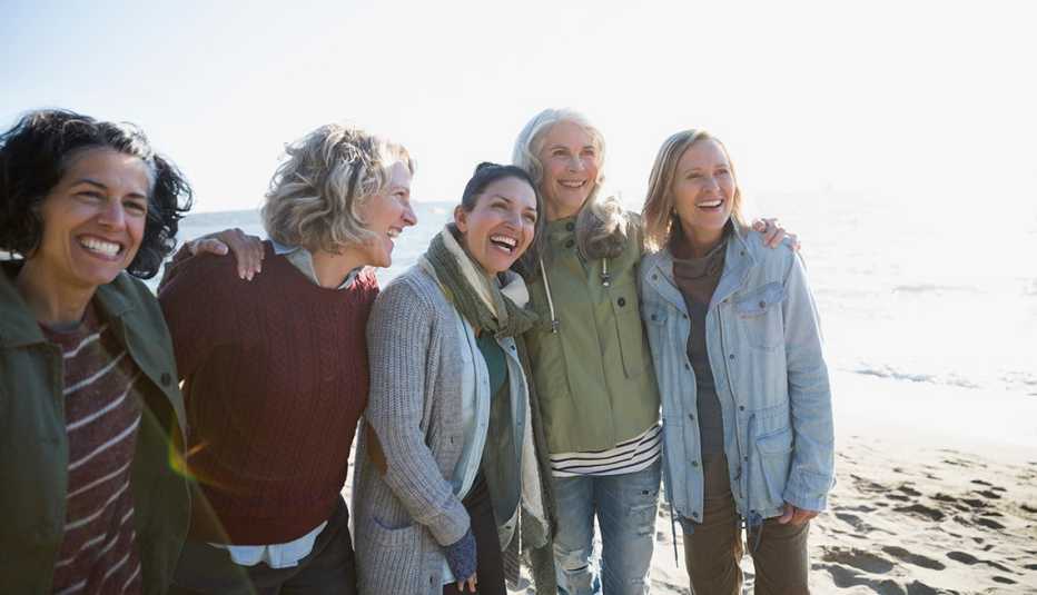 Grupo de mujeres en una playa