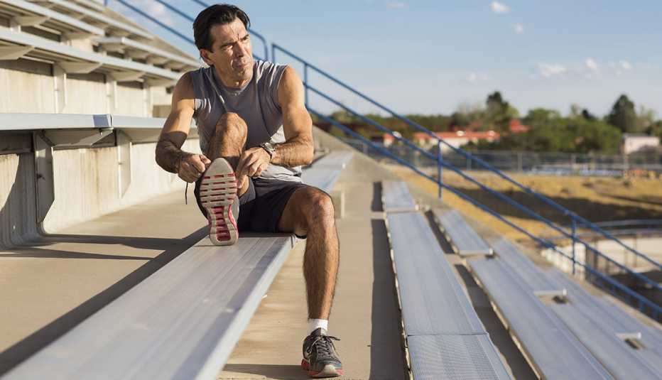 Hombre ejercitándose al aire libre