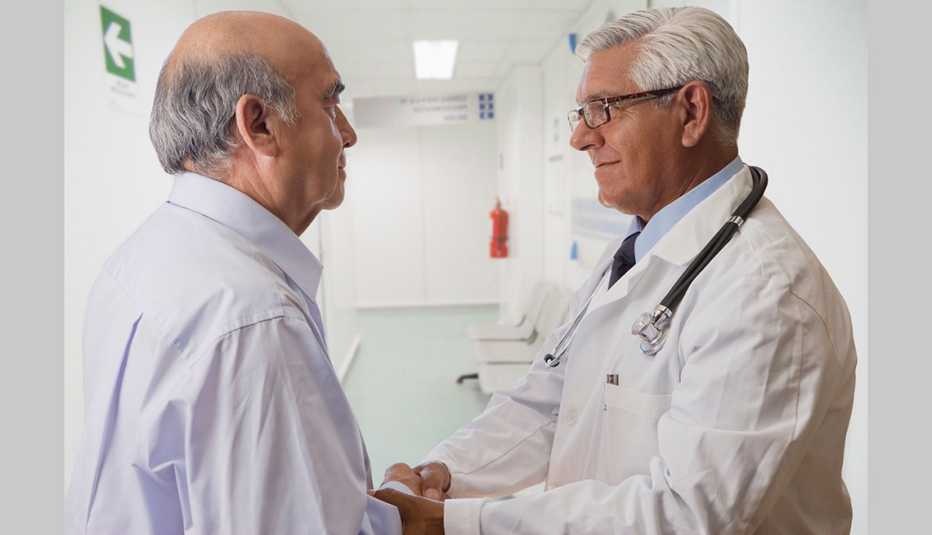 Doctor hablando con su paciente